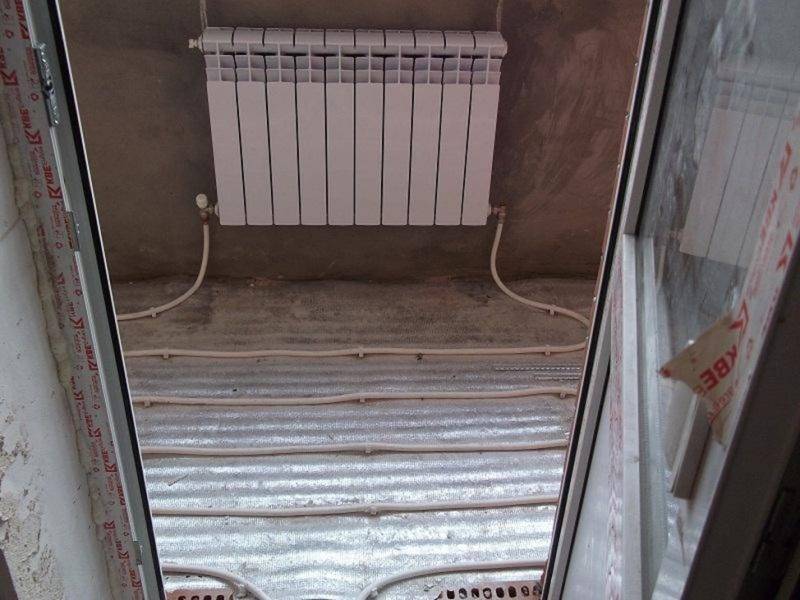 Теплый водяной под на балконе от батареи