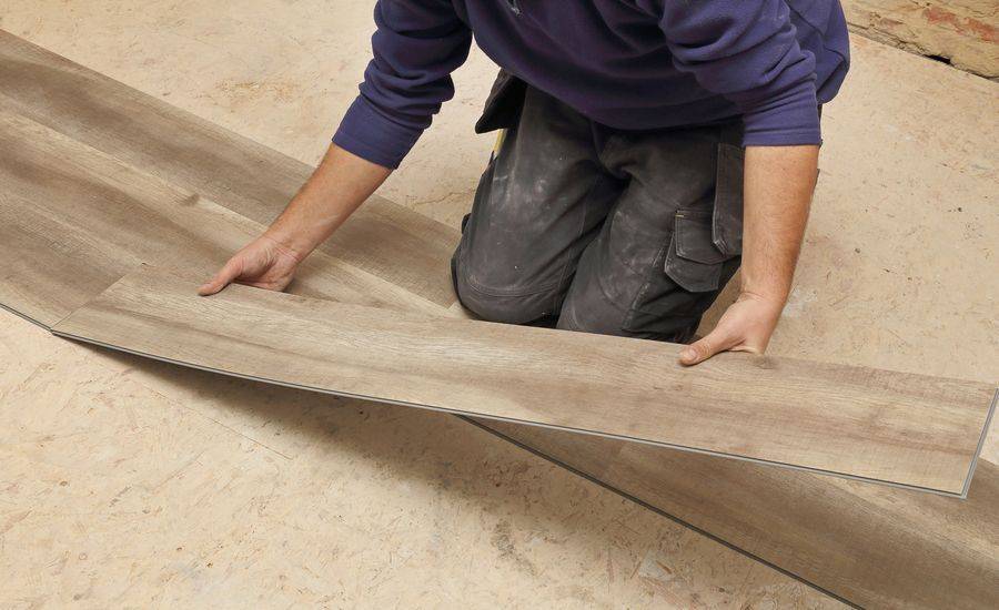 Виниловая плитка для пола и стен: что это, как укладывать, самоклеящаяся ламинированная плитка, плюсы и минусы, фото
