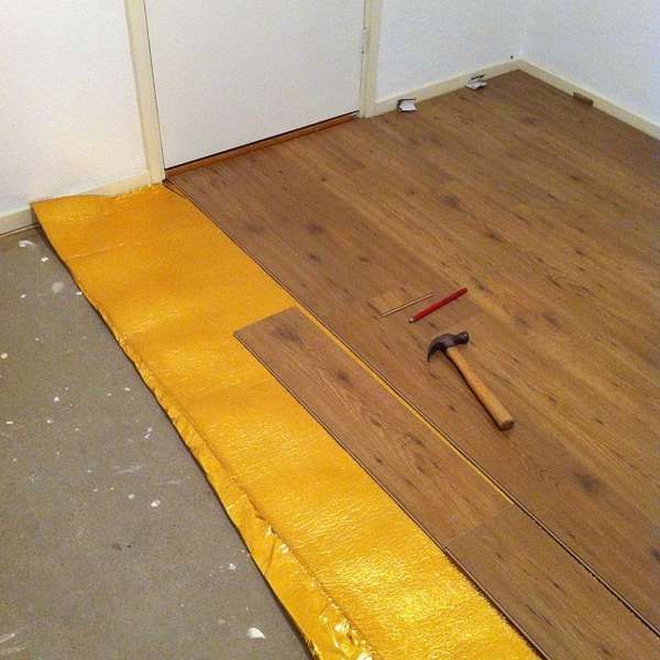 Укладка ламината на бетонный пол с подложкой: инструкция