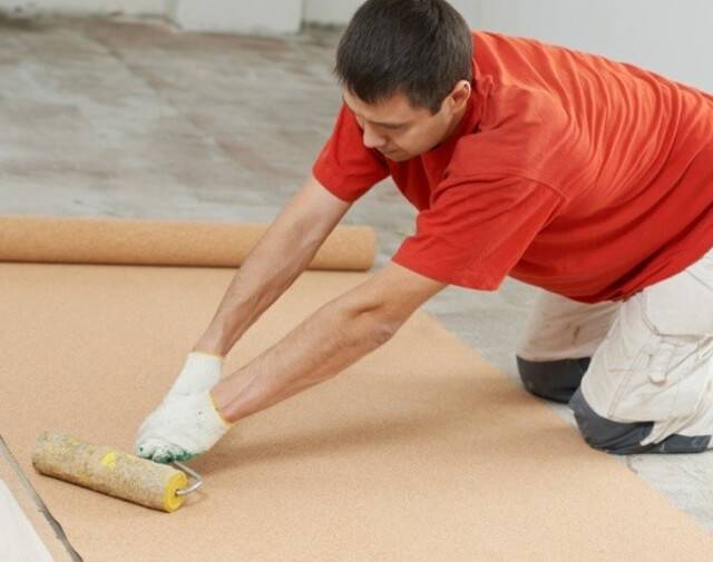Чем приклеить линолеум к бетонному полу и нужно ли это делать