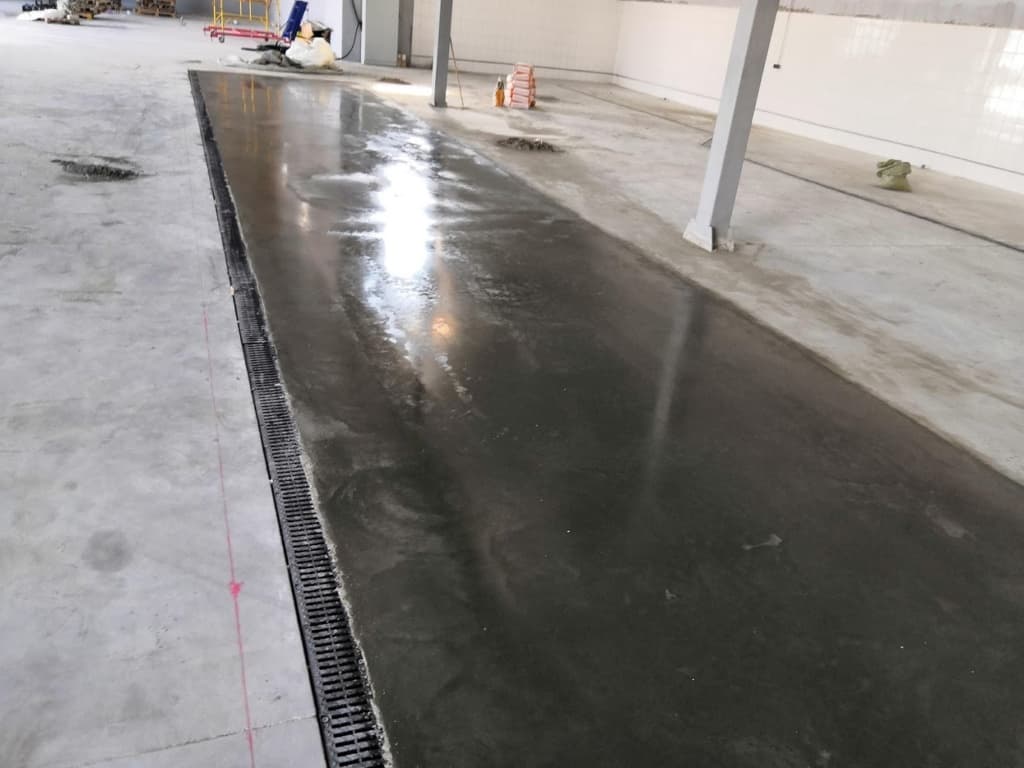 Как избавиться от пыли в гараже с цементным полом