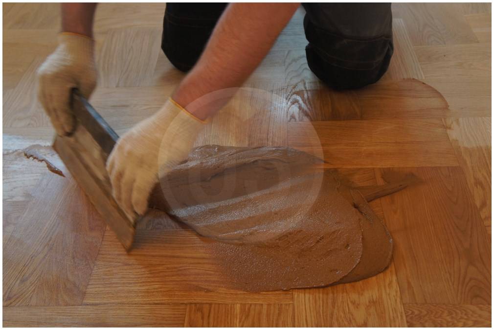 Как заделать щели в полу между досками: способы устранения и технология заделки щелей в деревянном полу