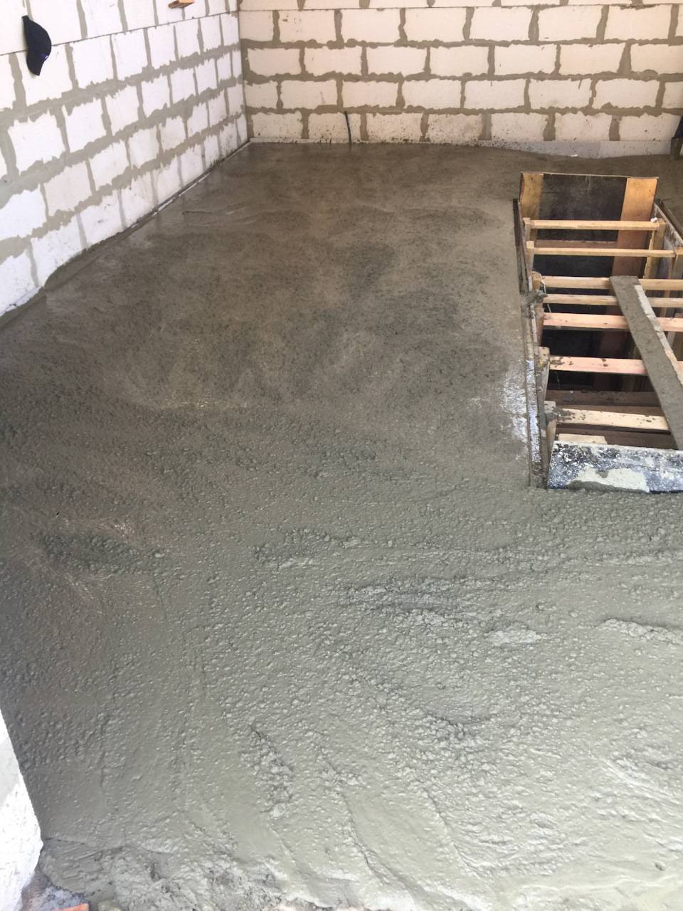 Обустройство смотровой ямы в гараже: заливка пола бетоном