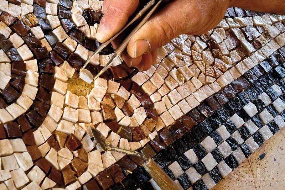 Укладываем мозаичную плитку на сетку