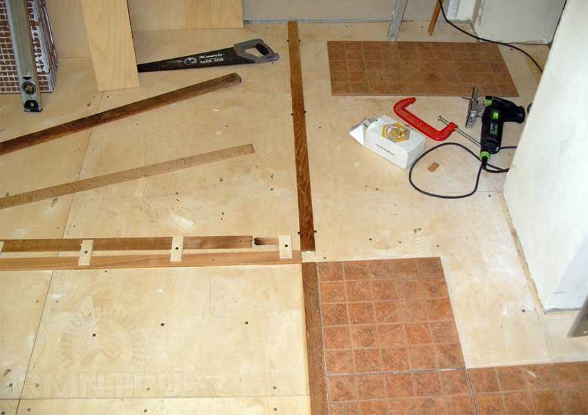 Как положить плитку на деревянный пол (можно ли + технология укладки)