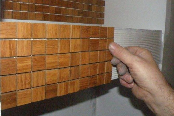 Технология укладки мозаики на сетку: как приклеить плитку к стене своими руками