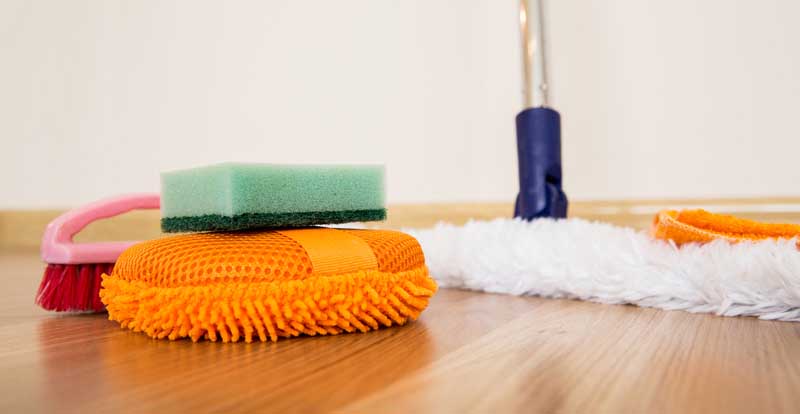Чем и как мыть линолеум, чтобы блестел, в домашних условиях без разводов: современные и народные средства