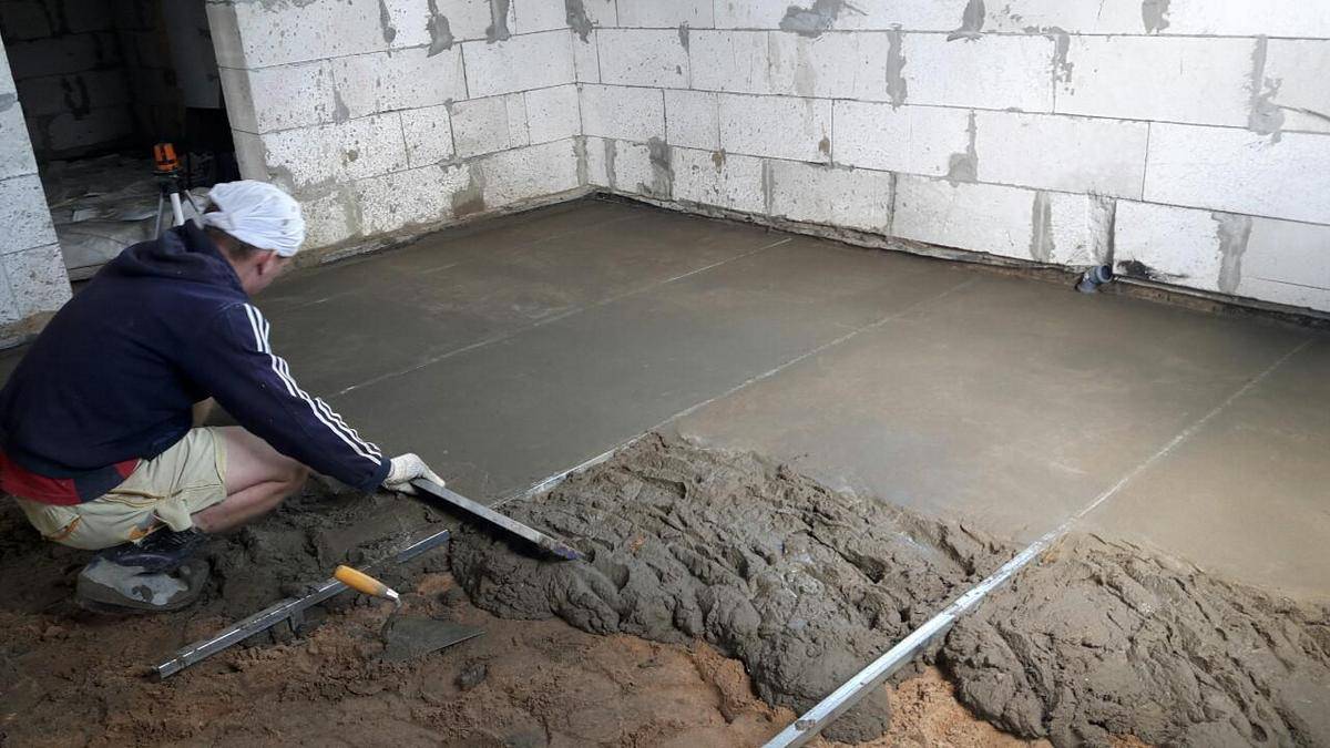Как производится заливка пола в гараже бетоном