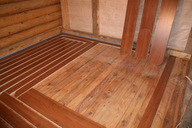 Теплый пол по деревянным лагам: как сделать на деревянном полу водяной, монтаж по балкам под доску, укладка на фото и видео