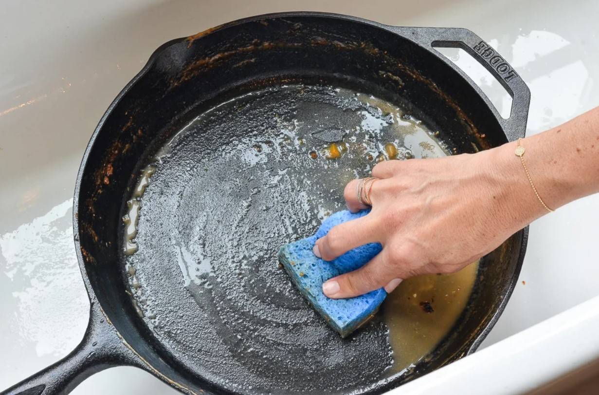 Как очистить пригоревшую сковороду