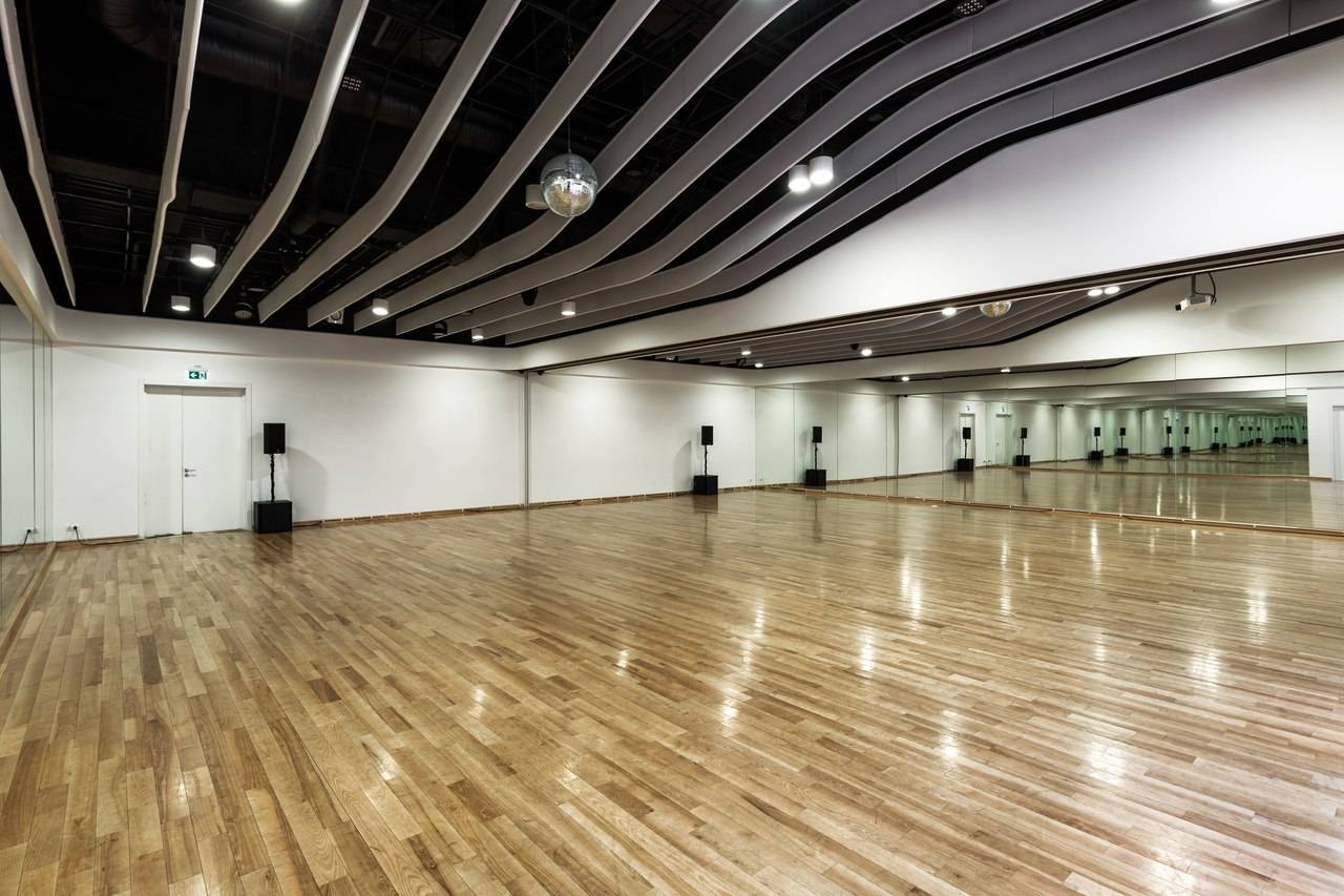 Танцевальный зал материалы для студии пол зеркала станок освещен