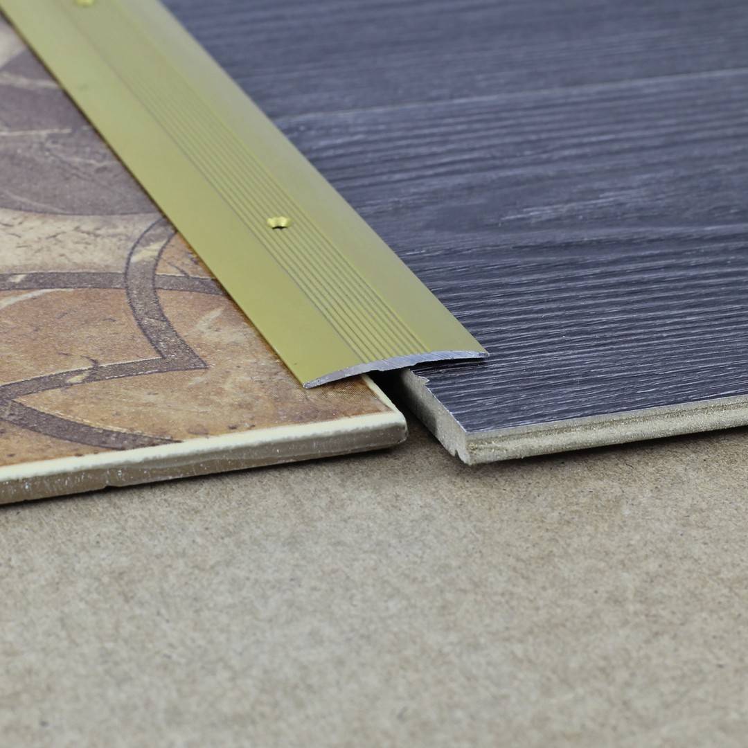 Порожек для плитки и ламината: как правильно положить его между покрытиями