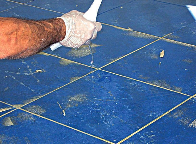 Эффективные способы очистки плитки от плиточного клея