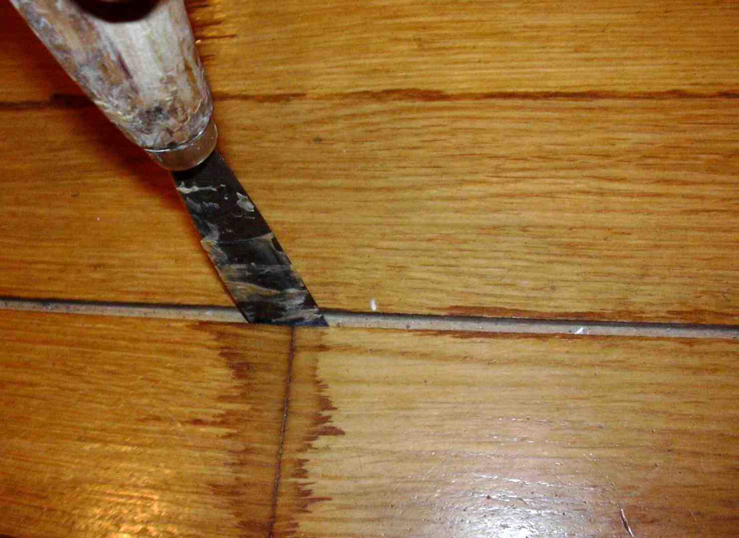 Чем и как заделать щели в полу между досками: материалы, технология, пошаговая инструкция