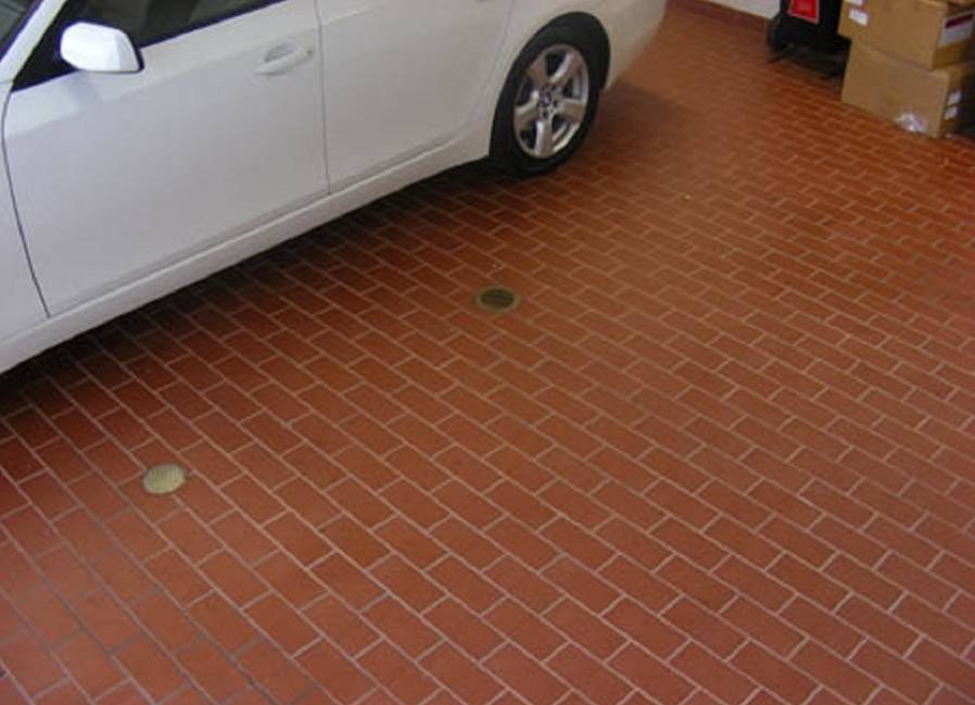 Тротуарная плитка под автомобиль: технология укладки