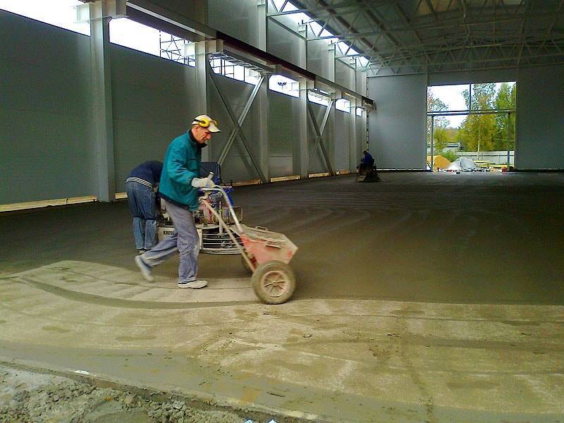 Обеспыливание и упрочнение бетонного пола — технологии применения топпинга и пропиток