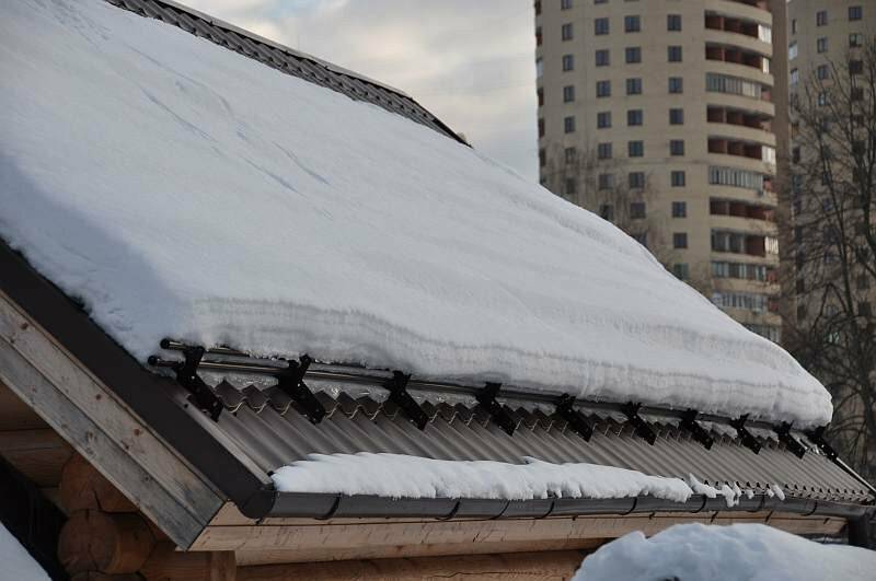Зачем нужны системы снегозащиты и основные виды снегозадержателей для крыши