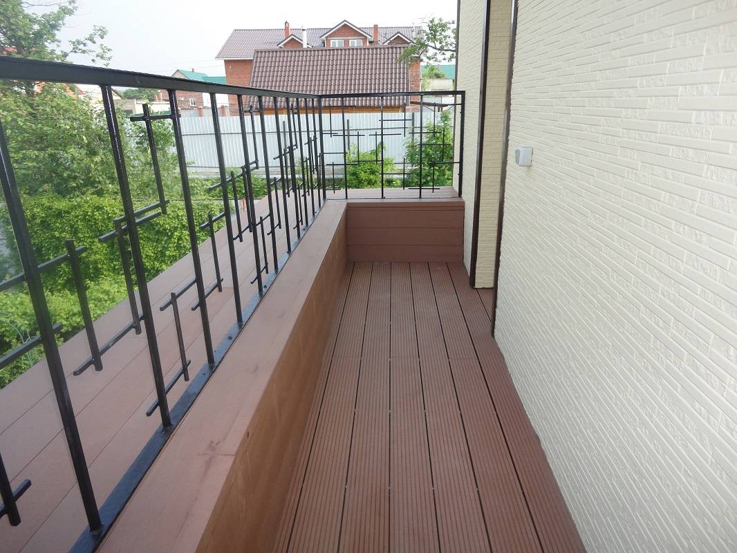 Террасная доска на балконе: варианты отделки и укладка