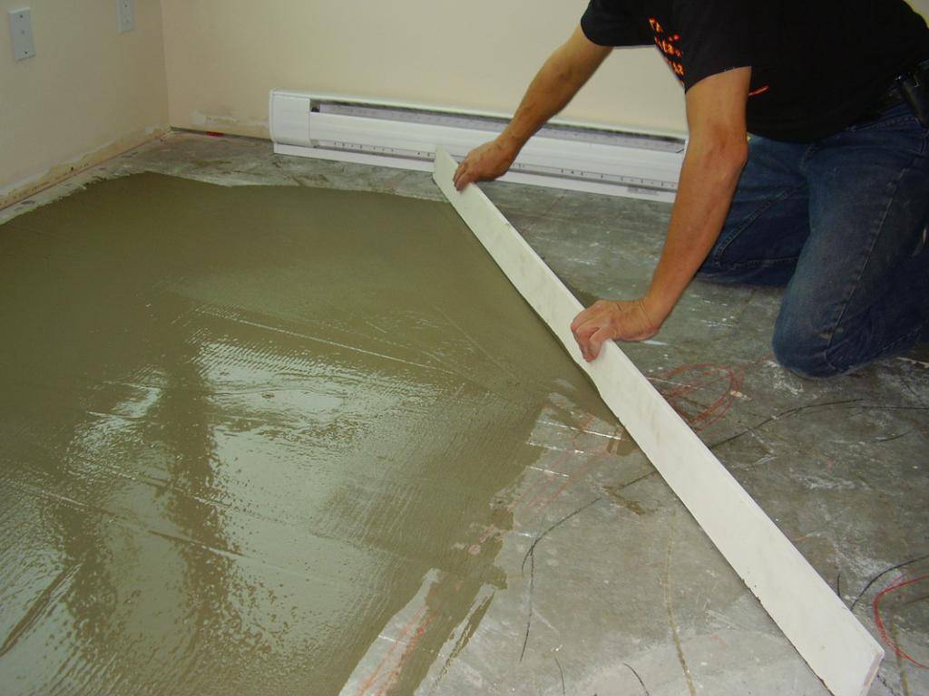 Как выровнять бетонный пол под линолеум — описываем во всех подробностях