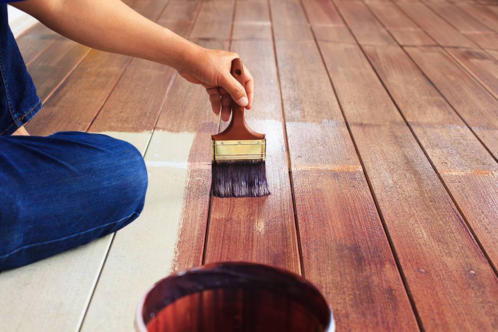 Чем покрасить деревянный пол на даче: выбираем материал