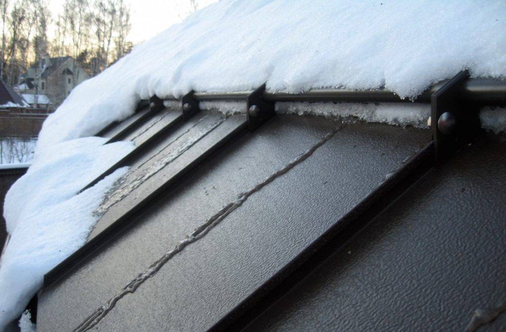 Нужны ли снегозадержатели на крыше частного дома? | статья на бизнес-портале elport.ru