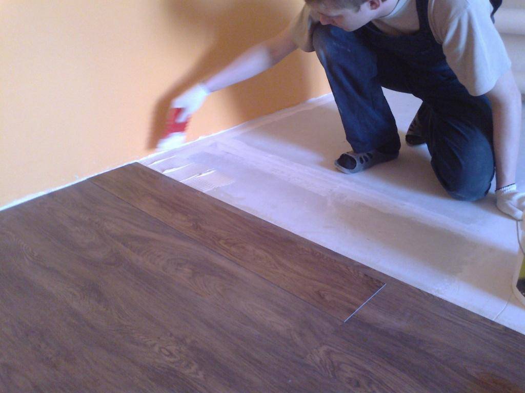 Как правильно уложить виниловую плитку на деревянный пол