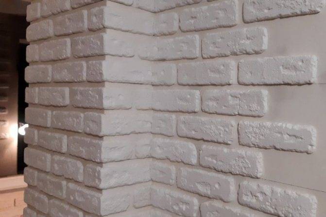 Тонкости работы гипсовой плиткой: как клеить ее на стены