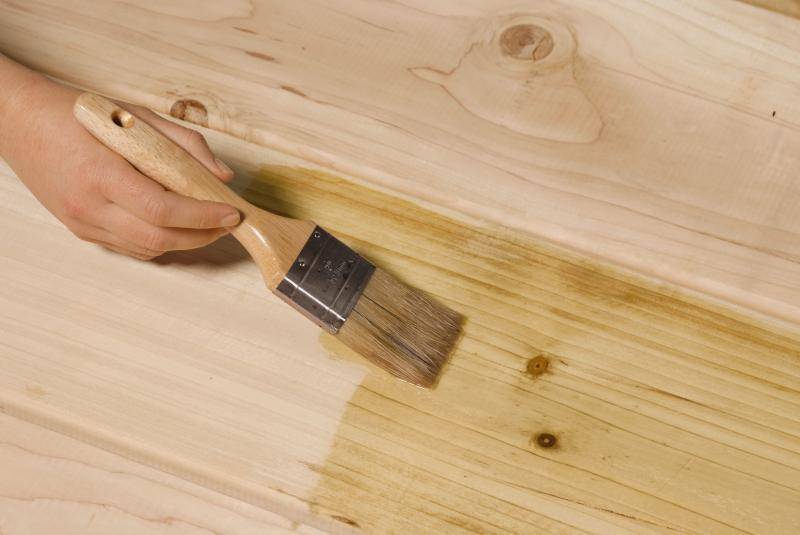 Как покрыть лаком деревянную поверхность в домашних условиях?