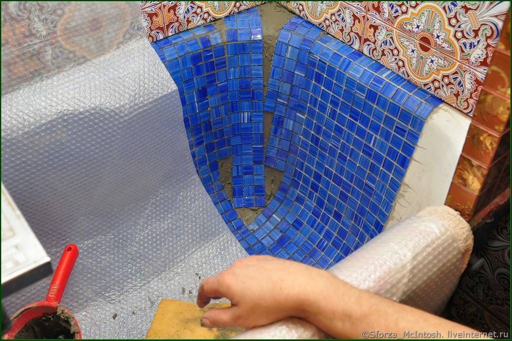 Как клеить мозаичную плитку: правила и способы, выбор лучшего состава