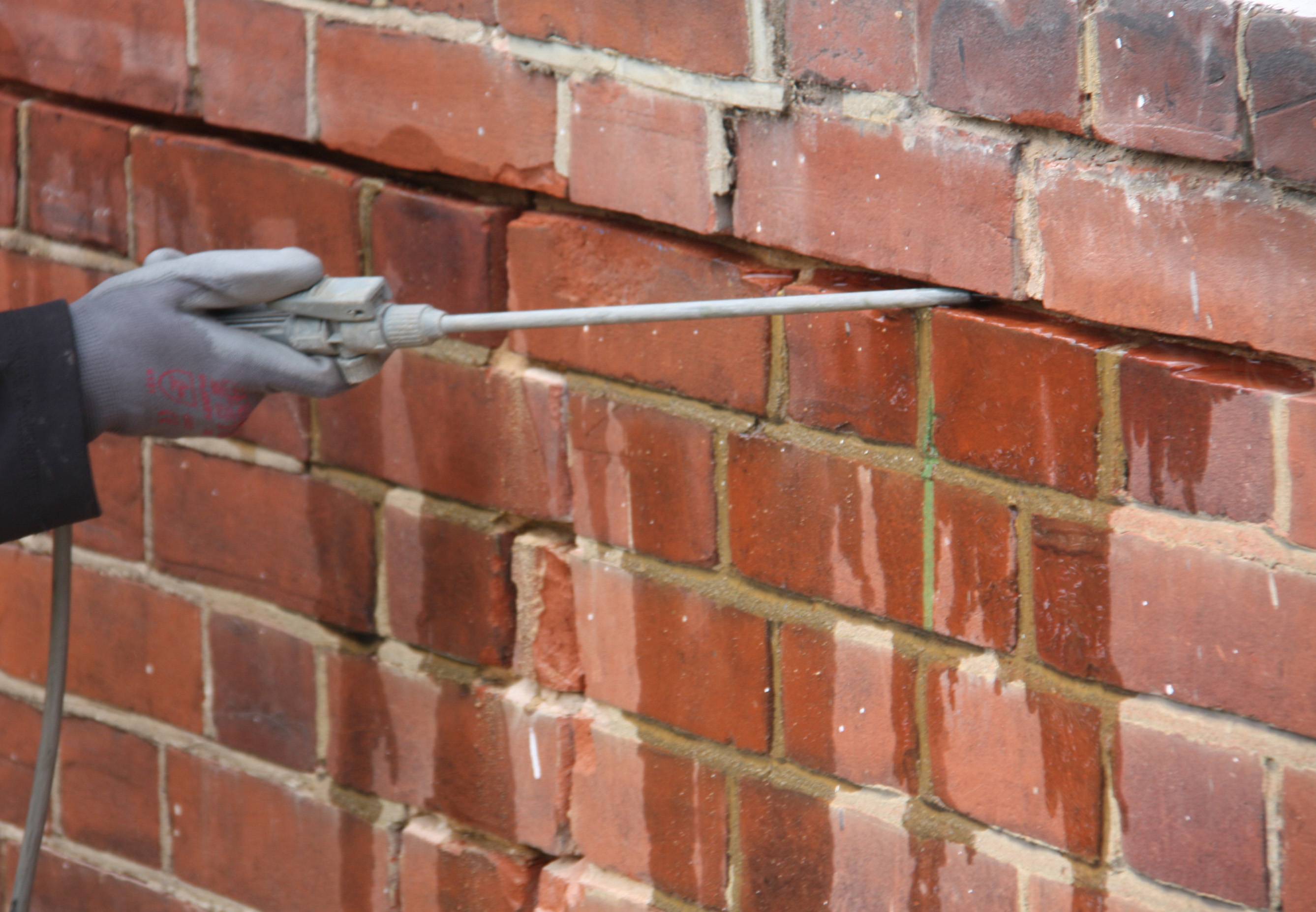 Как заделать трещину в стене частного дома?что делать? причины и пошаговая инструкция