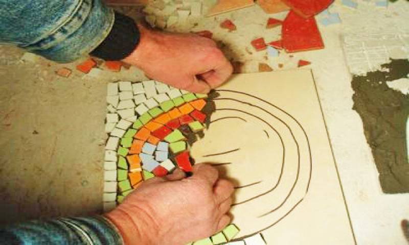 Как клеить мозаичную плитку на сетке — подготовка основания, выбор раствора