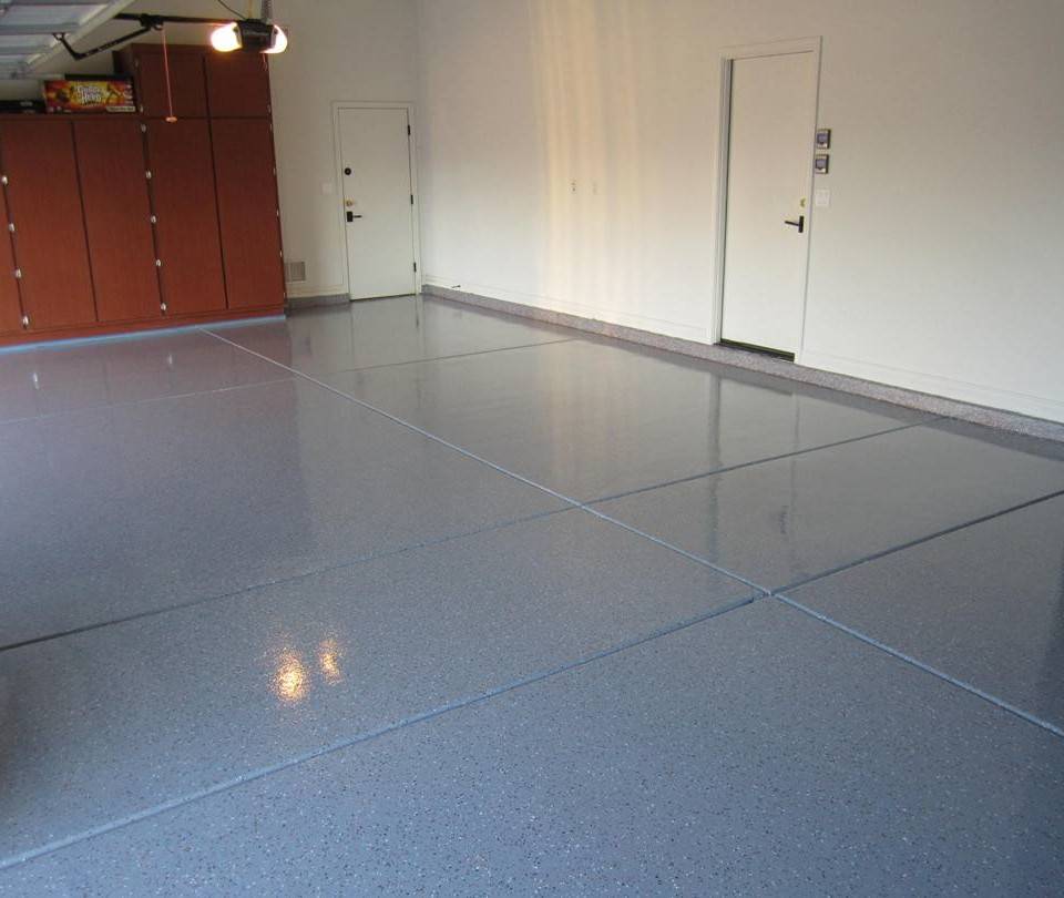Чем покрыть бетонный пол в гараже: способы защиты от пыли, варианты покрытий