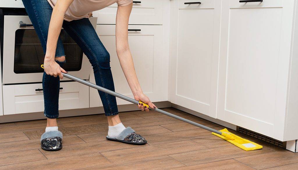 В какие дни убираться, мыть полы дома – приметы про уборку на неделю