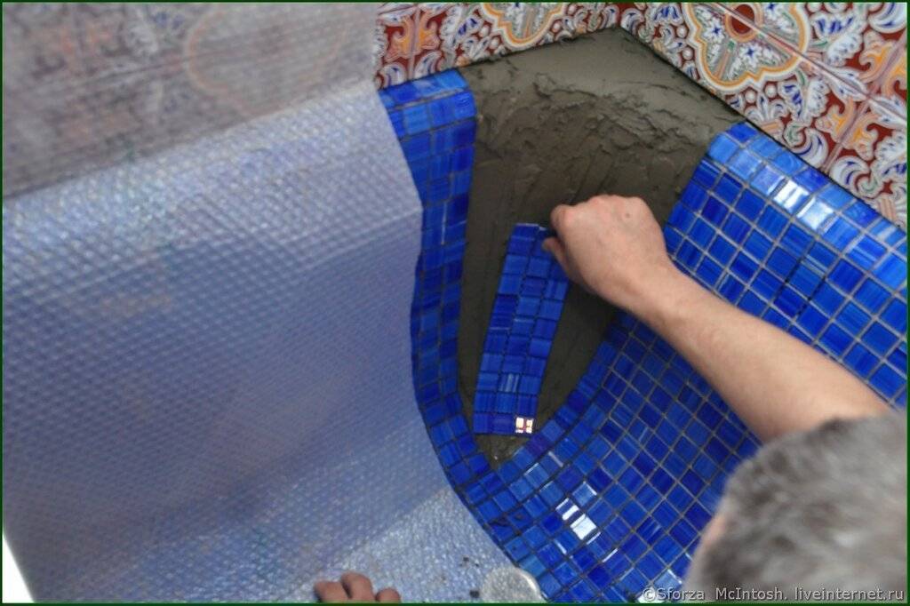 Как клеить плитку мозаику | мозаичную плитку | технология укладки мозаичной плитки | ну и правильная укладка мозаики| затирка плитки мозаики