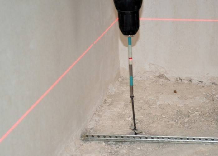 Установка маяков по лазерному уровню для штукатурки стен: технология