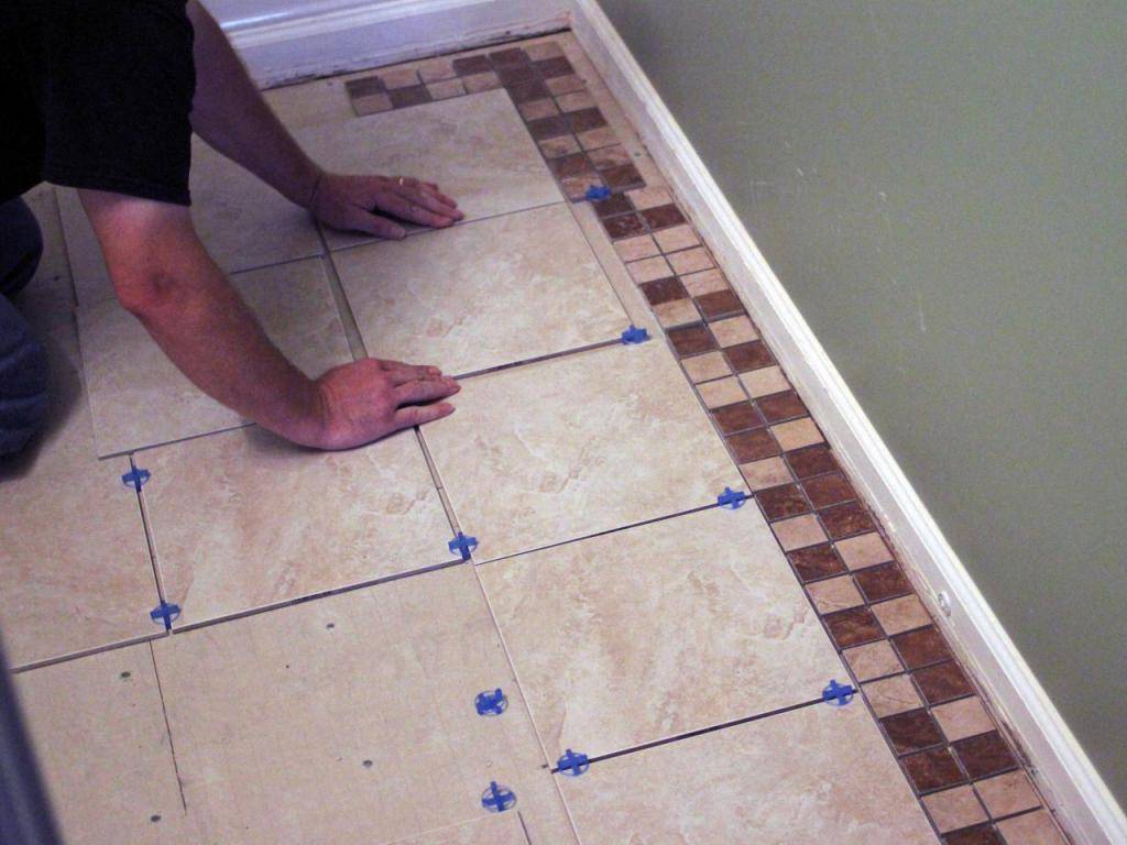 Как класть плитку на пол в ванной: последовательность действий