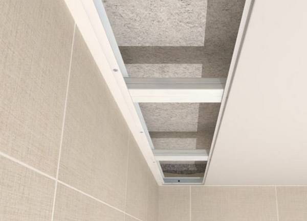 Потолок в ванной комнате из пластиковых панелей