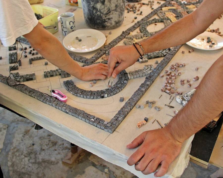 Технология укладки плитки мозаики на пол