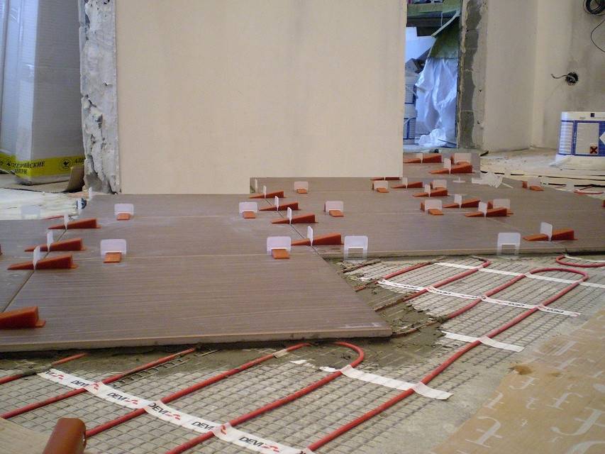 Укладка керамической плитки на теплый пол
