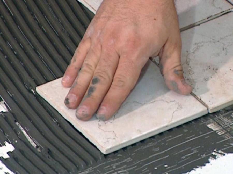 Можно ли клеить потолочную плитку на плитку: как это сделать?