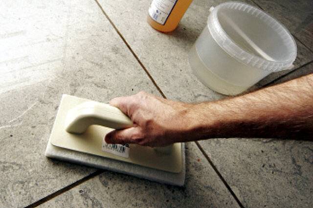 Вторая жизнь: как очистить керамическую плитку от старого раствора