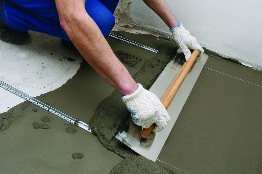 Как выровнять бетонный пол под плитку в ванной комнате: технологии и материалы