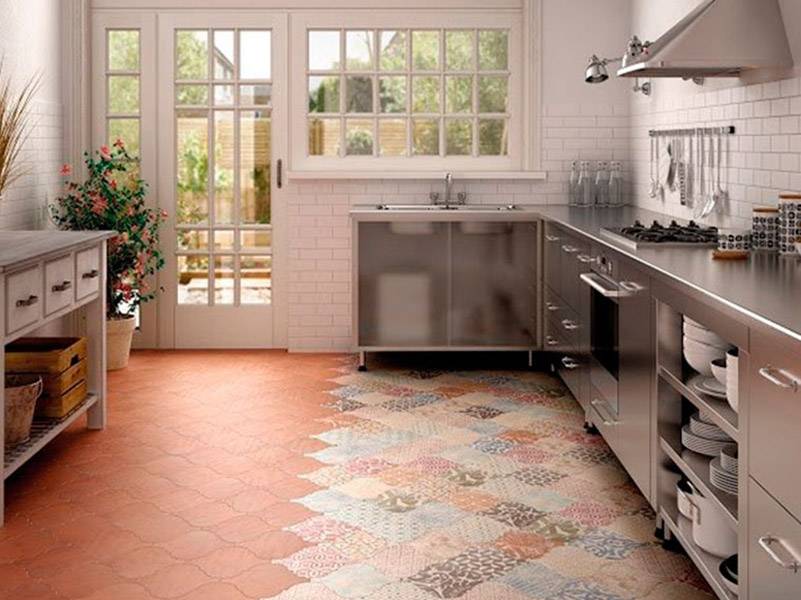 Плитка на кухню на пол (45 фото): инструкция как выбрать и установить своими руками, видео и фото