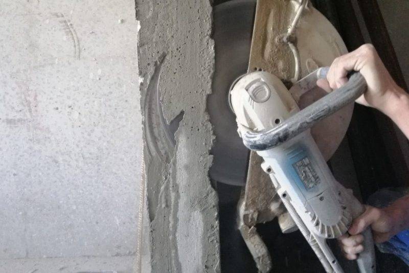 Как штробить бетон под проводку и трубы своими руками перфоратором или штроборезом? пошаговая инструкция +видео