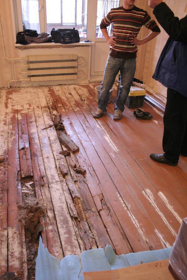 Ремонт полов в квартире: реставрация бетонной стяжки, деревянных покрытий и других, видео и фото