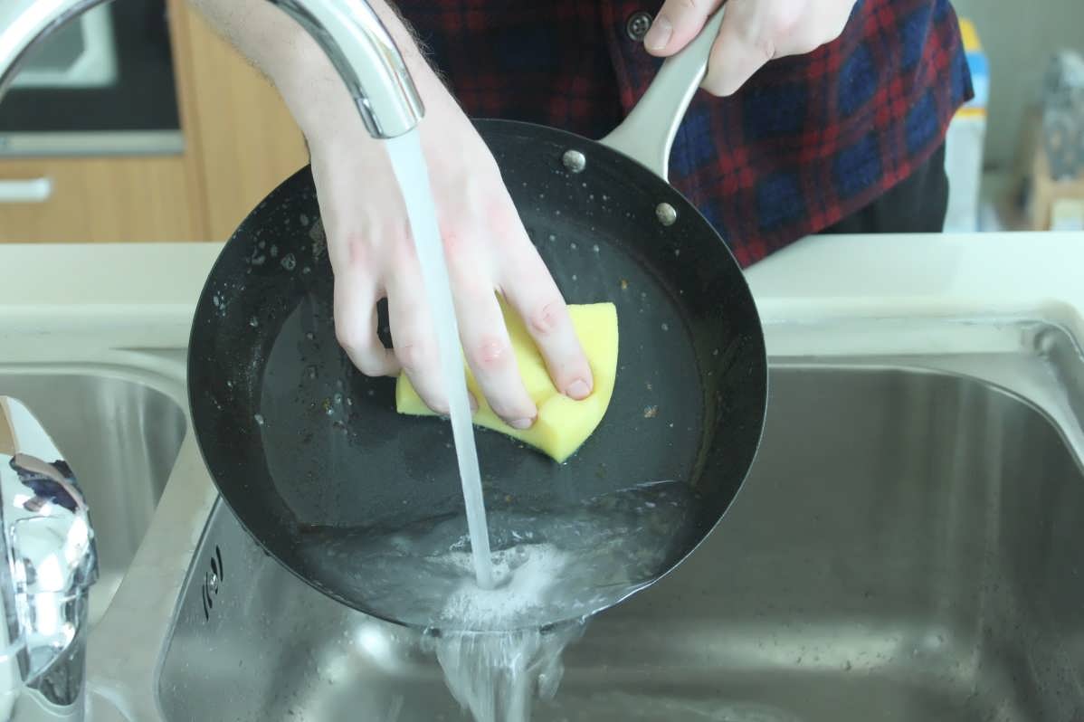 Как отмыть желтизну на тарелках домашними средствами