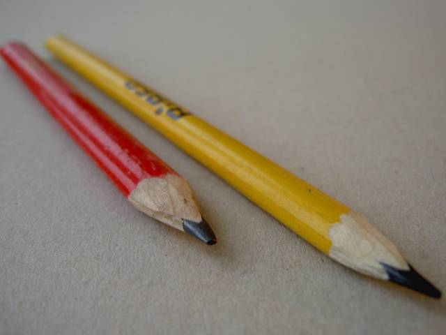 Для чего и почему строительный карандаш не круглый. чем канцелярский карандаш отличается от строительного